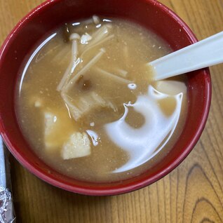 エノキとなめこと豆腐の味噌汁